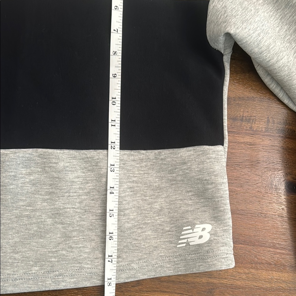 New Balance Gray and Black High Neck‎ Crop-top Sweatshirt Size Medium - Picture 11 of 11